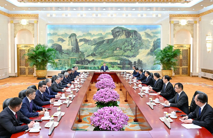 习近平集体会见上海合作组织成员国外长理事会会议外方代表团团长