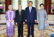 习近平夫妇会见柬埔寨国王西哈莫尼和太后莫尼列