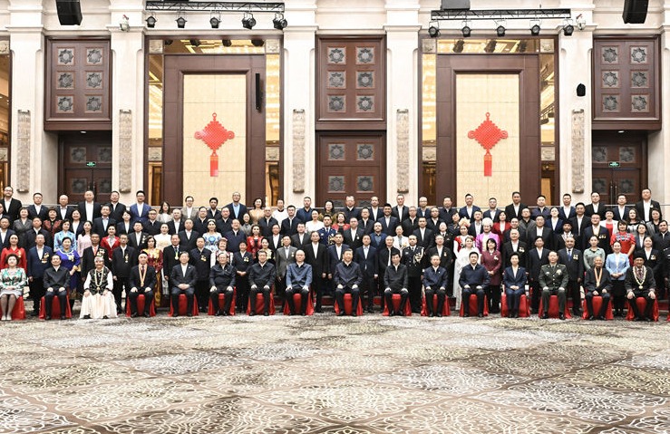 习近平接见新疆各族各界代表
