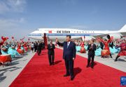 习近平率中央代表团抵达乌鲁木齐出席新疆维吾尔自治区成立70周年庆祝活动