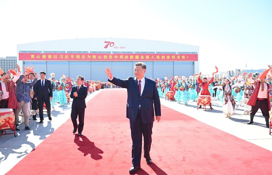 习近平在出席新疆维吾尔自治区成立70周年庆祝活动后返回北京