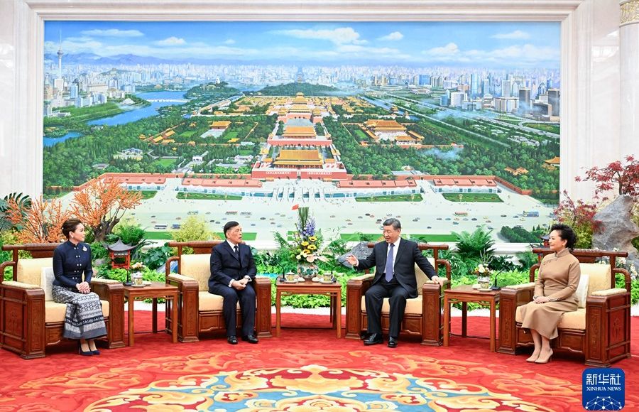 习近平会见泰国国王哇集拉隆功