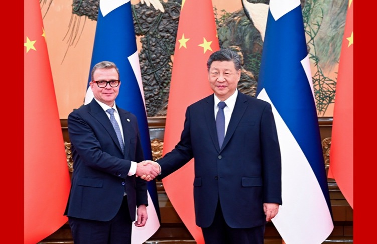 习近平会见芬兰总理奥尔波